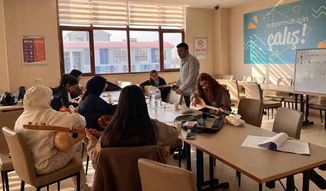 Kız öğrencilere bağlama kursu veriyorlar