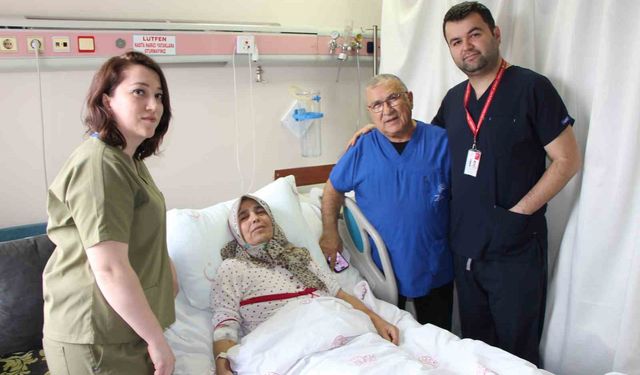 60 yaşındaki kadının şişen karnından çıkan şey görenleri şoke etti