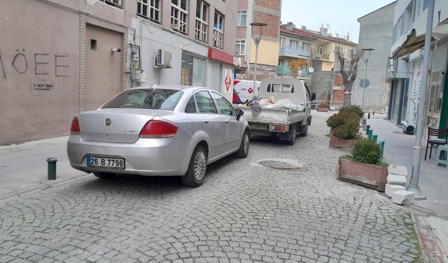 Araçları sokağın ortasına bırakıyorlar!