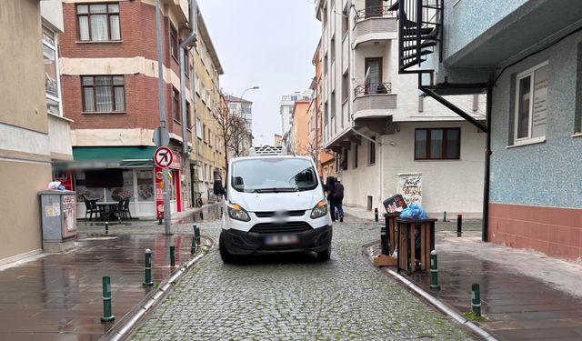 Yolun ortasında dörtlüleri yaktı... Uzun süre yolu kapattı