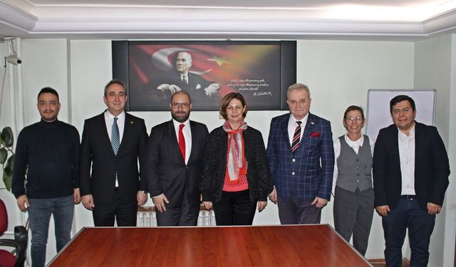 Büyükşehir Belediye Başkanı Ünlüce'den Sakarya'ya tebrik ziyareti