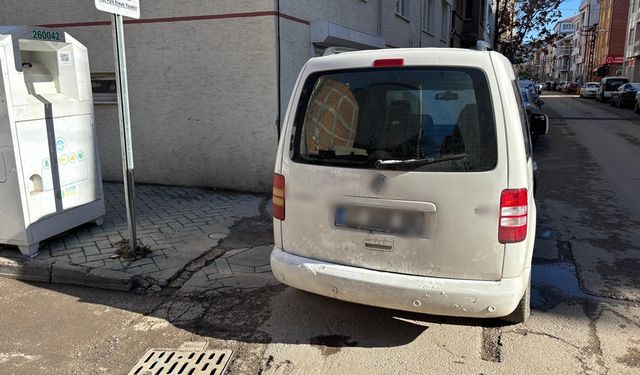 Engelli rampasına park etti, vatandaş tepki gösterdi!