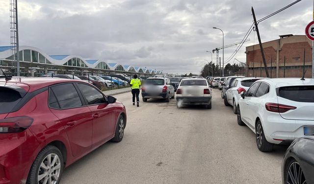 Eskişehir’de yol ortasına park eden sürücülere ceza yağdı