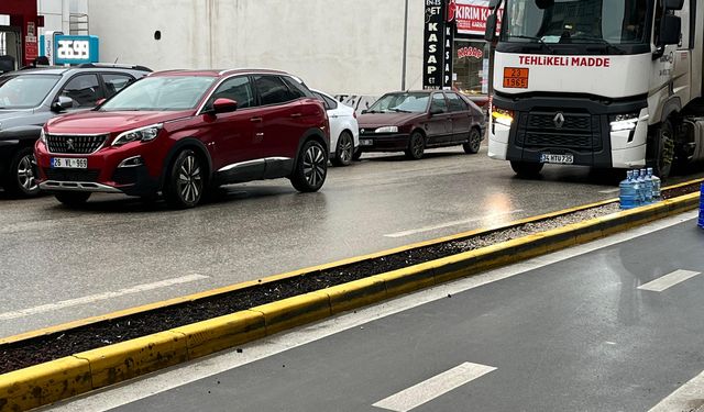 Çift park trafiğin ilerlemesini zorlaştırdı!