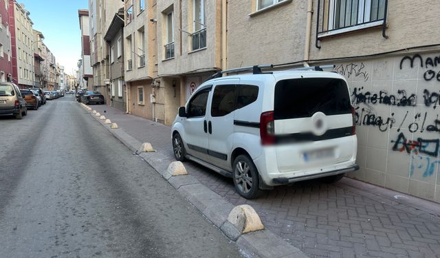 Kaldırıma park eden araç tepki topladı!
