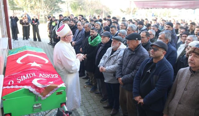 Askere gidecekti, tabutuna "O şimdi asker" yazılı tülbent serildi!