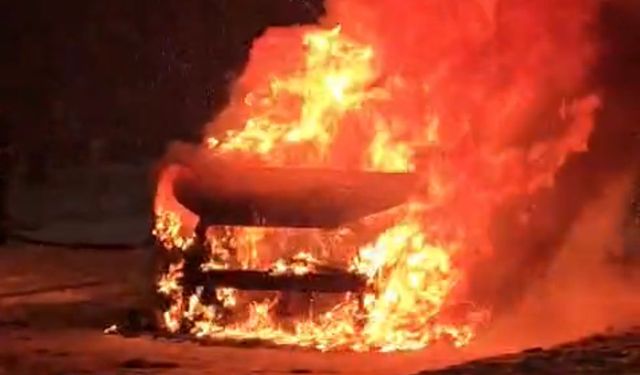 Rampada alev alan otomobil demir yığınına döndü