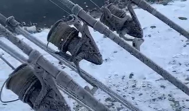Eksi 22 derecede balık tutmaya çalıştılar