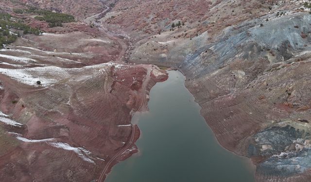 3 yıl önce açılmıştı....  Barajdaki su seviyesi çiftçiyi endişelendiriyor!