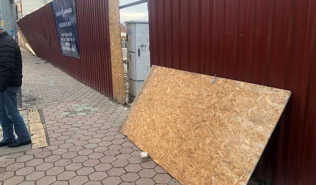 Şiddetli fırtına ortalığı birbirine kattı