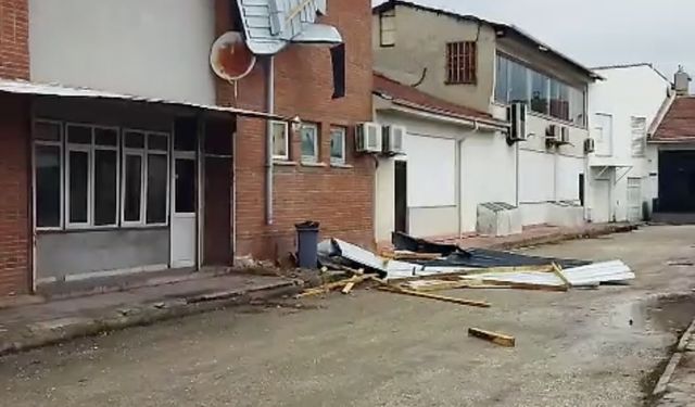 Eskişehir'de fırtına mahalleye maddi hasar verdi!