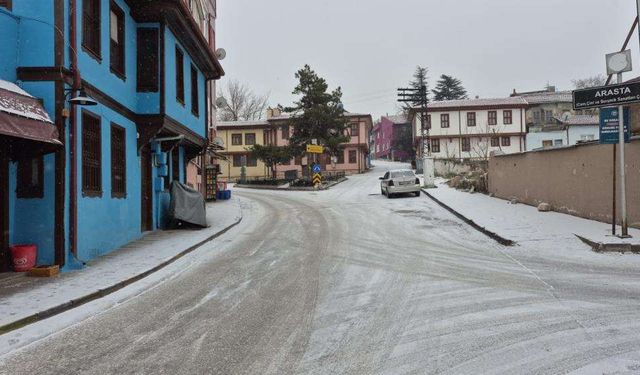 Eskişehir yeni haftaya karla uyandı
