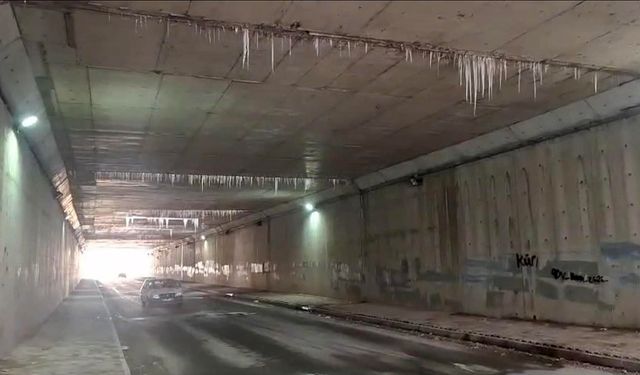 Altgeçitteki buz sarkıtları sürücüleri tedirgin ediyor...