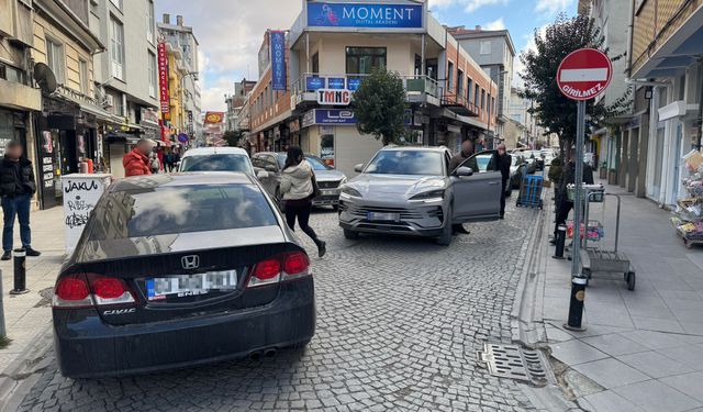 Hatalı park sokakta uzun kuyruklar oluşturdu!