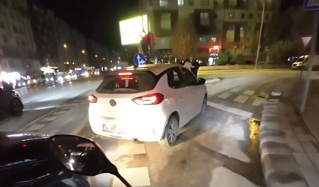 Yanlış trafik ışığına uydu... Trafikte uzun kuyruklar oluşturdu!