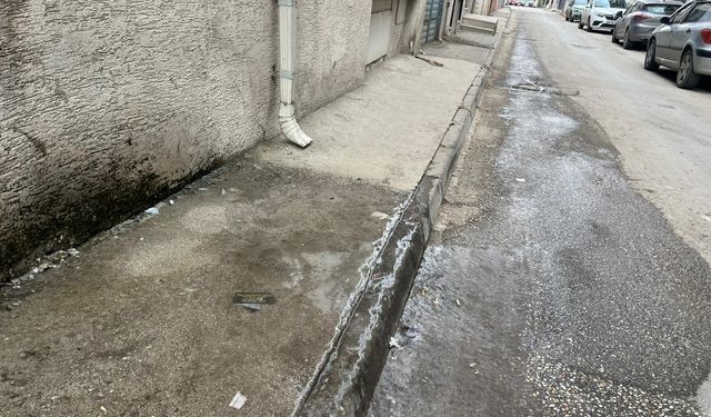 Klima suyu kaldırımı buz pistine çevirdi