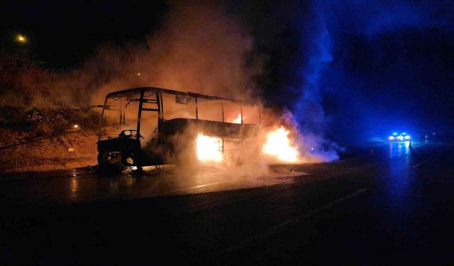 Otoyolda 39 yolcusu bulunan otobüs alev alev yandı