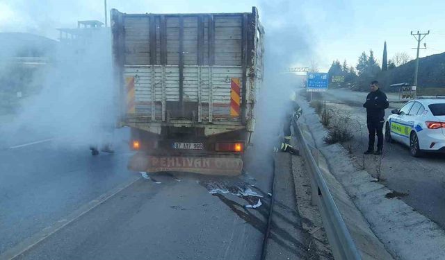 Seyir halindeki kamyonette yangın