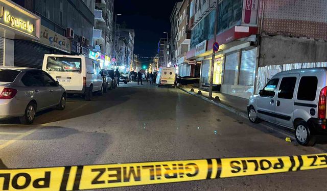 Sokak ortasında silahlı saldırı: 2 ölü, 1 yaralı