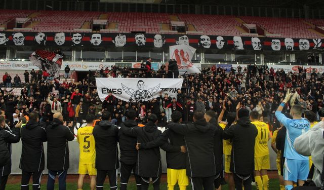 Tribünler ve futbolcular birleşti!