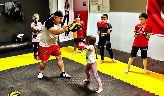 Kickboksçular geleneği sürdürdü