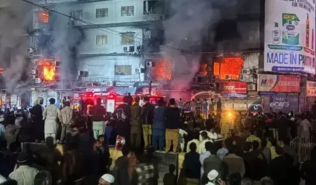 Pakistan'da AVM yangını!