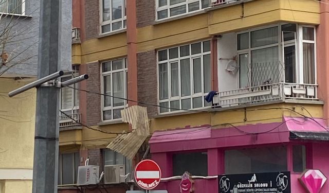 Uçan çatı parçası apartmanın dış cephesine takıldı!