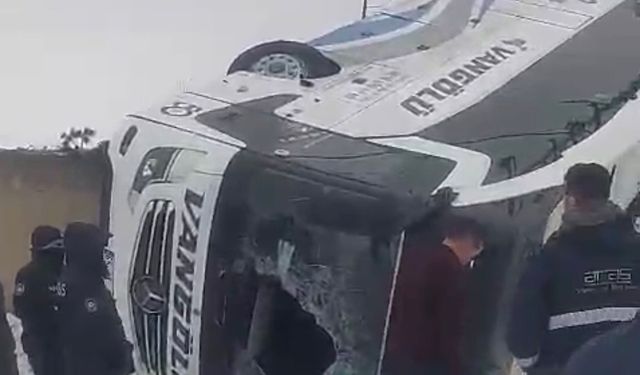 Yolcu otobüsü devrildi: 16 yaralı