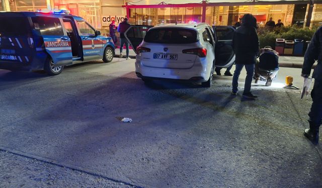 Dinlenme tesisinde 5 gündür park halinde olan otomobilden ceset çıktı!