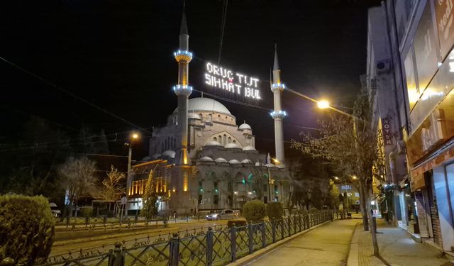 Eskişehir'de mahyalar minareleri süslemeye başladı