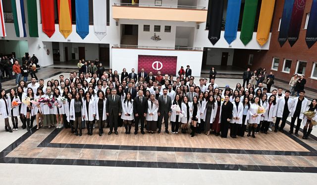 Geleceğin eczacıları düzenlenen törenle beyaz önlüklerini giydi