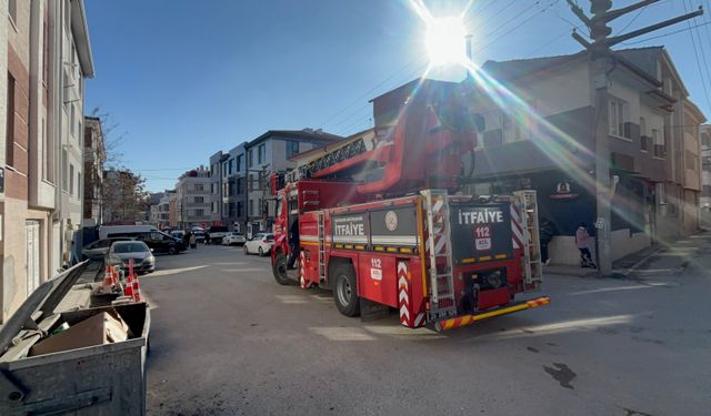Pazar kurulu sokakta yangın: İtfaiye araçla giremedi!