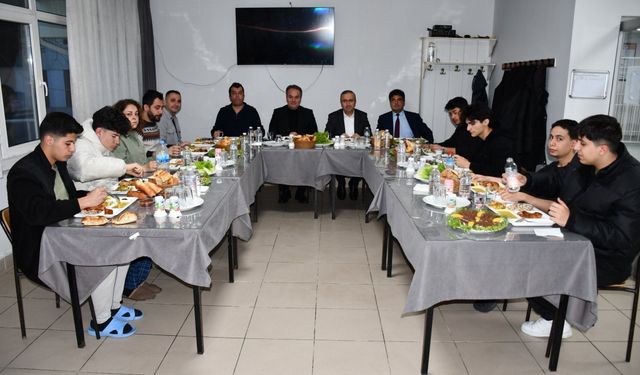 Öğrencilerle iftar yaptı