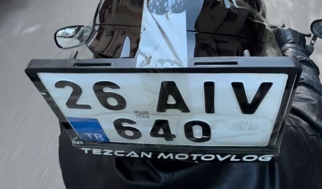 Motosiklet sürücüsünden ilginç plaka çözümü
