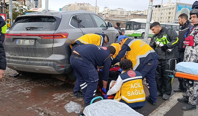 Araç yayaların arasına daldı: Can pazarı yaşandı!