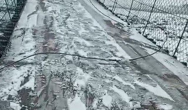 Asma köprüde korku dolu anlar: Otomobil buzda kayarak asılı kaldı