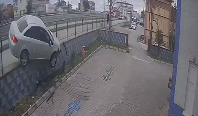 Otomobil cami bahçesine uçtu