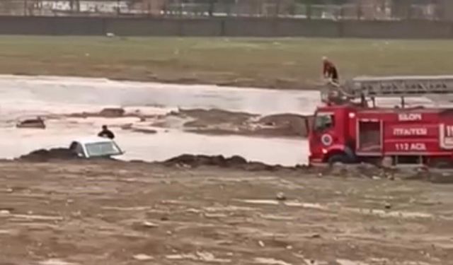 Otomobille suda mahsur kalan 2 kişi kurtarıldı