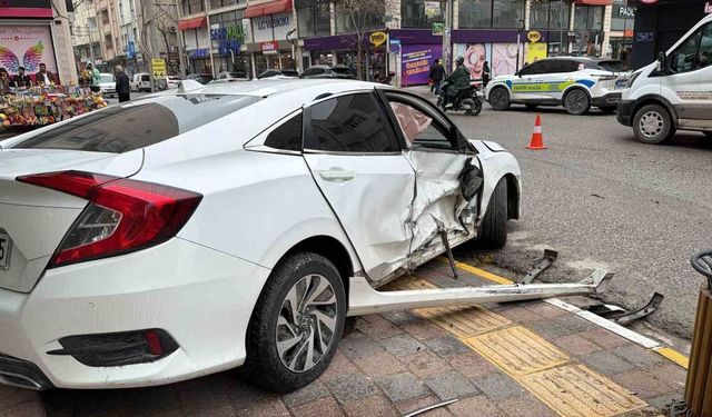 Otomobiller çarpıştı: 2 yaralı