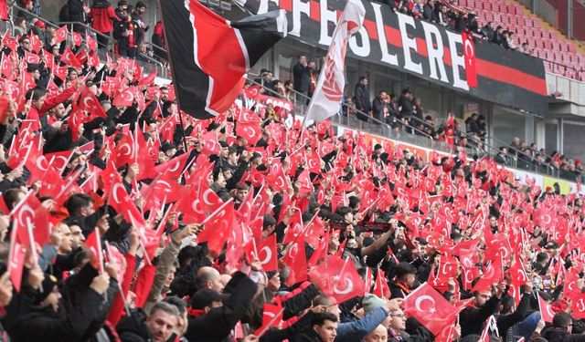 Eskişehirspor tribünlerinde milli duruş!