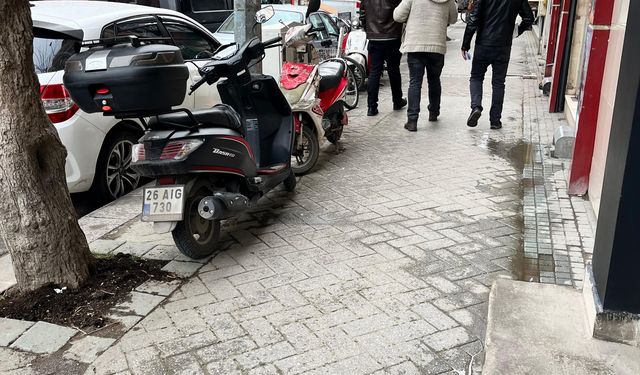 Vatandaşlar kaldırımlarda yürümekte zorlanıyor!