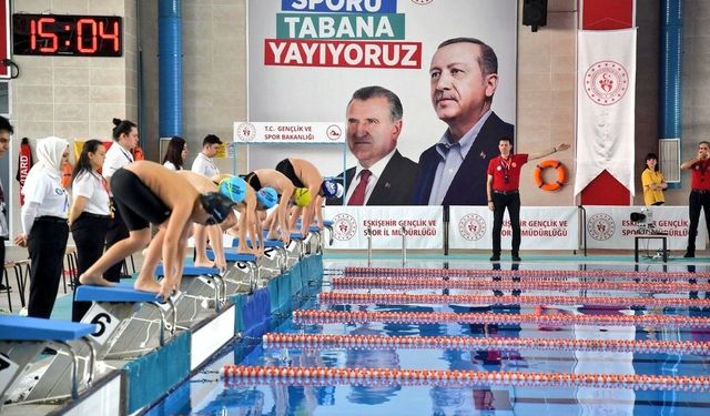 Eskişehir'de yüzme müsabakaları başladı