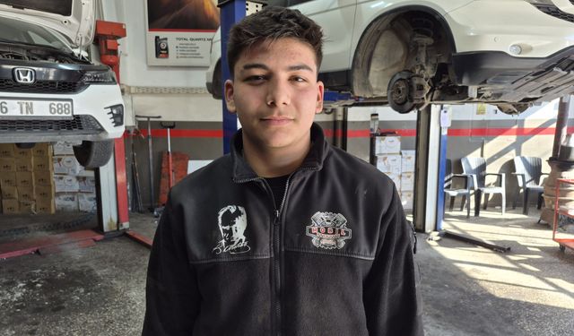 Aracın içinde sıkışan yavru kedi kurtarıldı