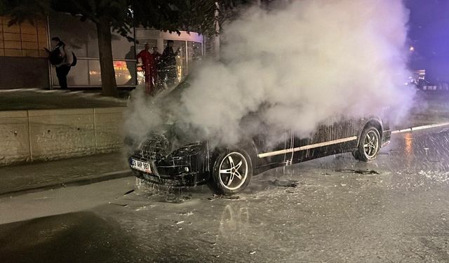 Seyir halindeki araç bir anda alev aldı!