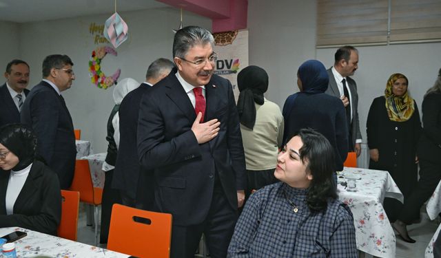 Eskişehir Valisi Yılmaz kız yurdunda iftara katıldı