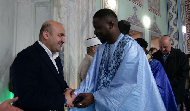 AK Parti İl Başkanı Gürhan Albayrak, vatandaşlarla bayramlaştı