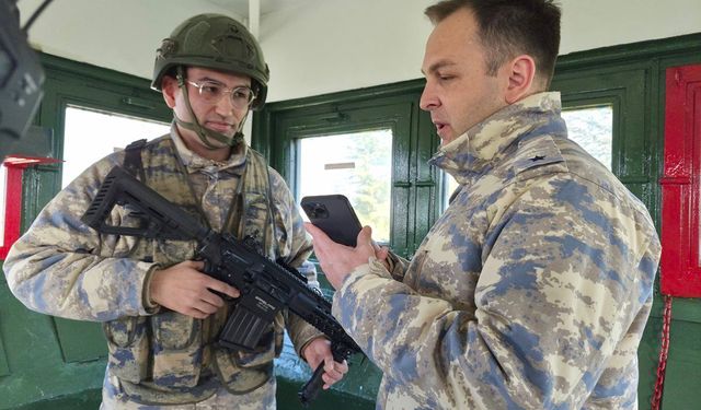 Telefondan annesiyle bayramlaşan Mehmetçik'in duygu dolu anları