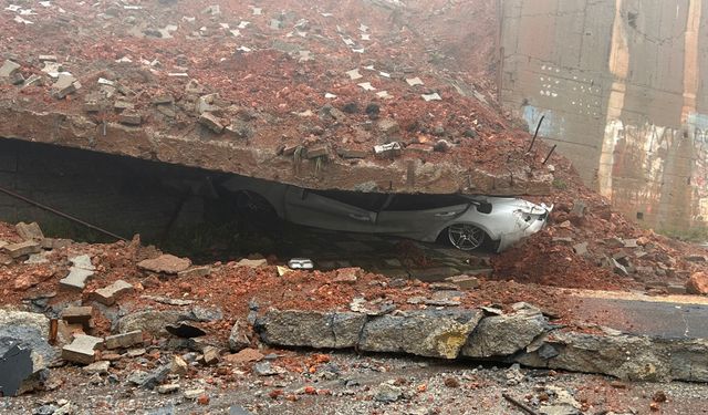 Okulun istinat duvarı çöktü!