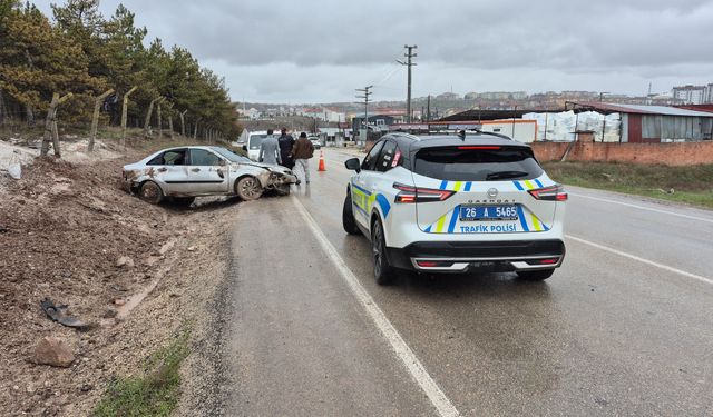 Kontrolden çıkan araç yol kenarına savruldu!