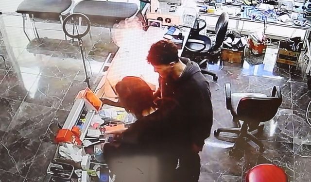 Cep telefonu bomba gibi patlayıp alev aldı